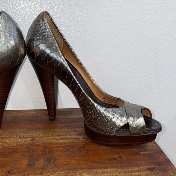 BCBGMaxazria Leather Pewter Heels 7.5 - Picture 8 of 9